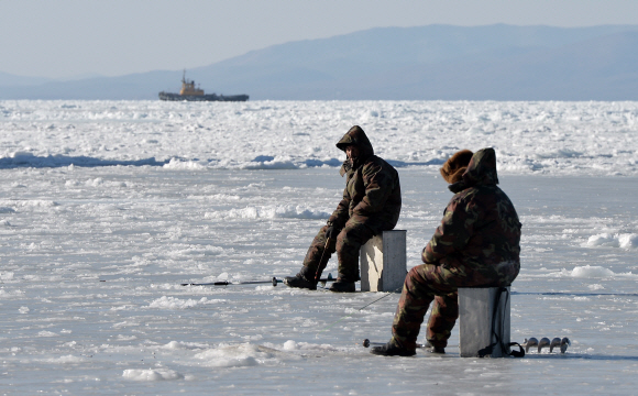 블라디보스토크 시민들이 얼어붙은 바다 위에서 낚시를 즐기는 모습. 블라디보스토크 박지환 기자 popocar@seoul.co.kr