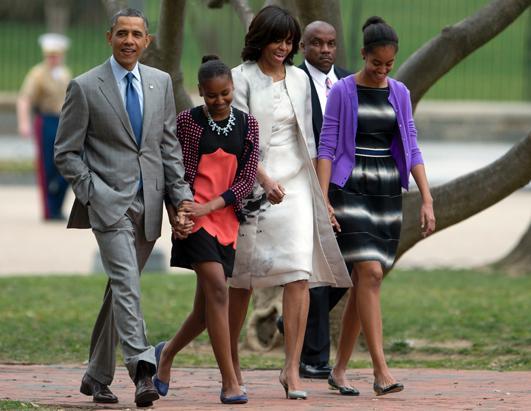 버락 오바마 미국 대통령 가족이 지난해 4월 부활절 행사 참석 후 함께 걸어가고 있다. 왼쪽부터 오바마 대통령, 작은딸 사샤, 부인 미셸, 큰딸 말리아. 출처 ABC방송