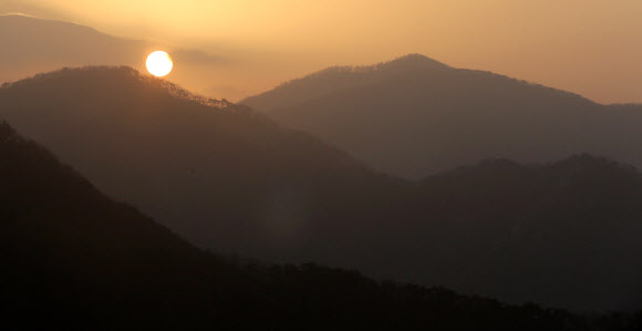 2014년 새해 첫 태양이 힘차게 떠오른다. 1일 오전 광주의 명산 무등산 국립공원에 붉은 태양이 떠오르고 있다. 올해는 불신과 갈등이 없기를, 힘없고 가난한 사람에게도 따뜻한 햇살이 깃들길 빌어본다. <헬기 조종 : 광주소방항공대 기장 박창순 부기장 장화식> 연합뉴스