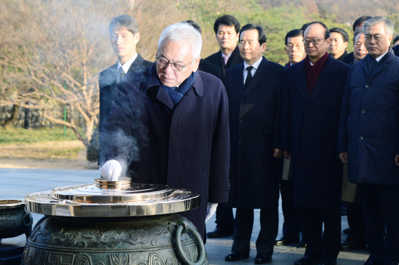 새해 첫날인 1일 김한길 민주당 대표와 당 관계자들이 국립 서울 현충원을 찾아 참배하고 있다. 정연호 기자 tpgod@seoul.co.kr