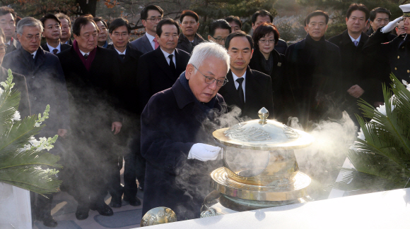 김한길 민주당대표와 지도부가 1일 오전 동작동 국립묘지 김대중 대통령 묘역을 찾아 분향. 정연호 기자 tpgod@seoul.co.kr