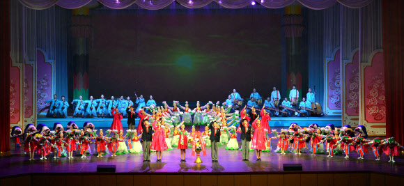 지난달 31일 북한 만경대학생소년궁전에서 2014년 설맞이 공연 ‘밝은 미래가 있으라’가 열렸다고 1일 조선중앙통신이 보도했다. 평양 조선중앙통신=연합뉴스