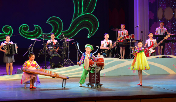 지난달 31일 북한 만경대학생소년궁전에서 2014년 설맞이 공연 ‘밝은 미래가 있으라’가 열렸다고 1일 조선중앙통신이 보도했다. 평양 조선중앙통신=연합뉴스