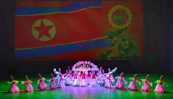 지난달 31일 북한 만경대학생소년궁전에서 2014년 설맞이 공연 ‘밝은 미래가 있으라’가 열렸다고 1일 조선중앙통신이 보도했다. 평양 조선중앙통신=연합뉴스
