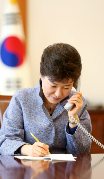 박근혜 대통령이 2일 청와대에서 반기문 유엔 사무총장의 신년전화를 받고 통화하고 있다.  청와대 제공