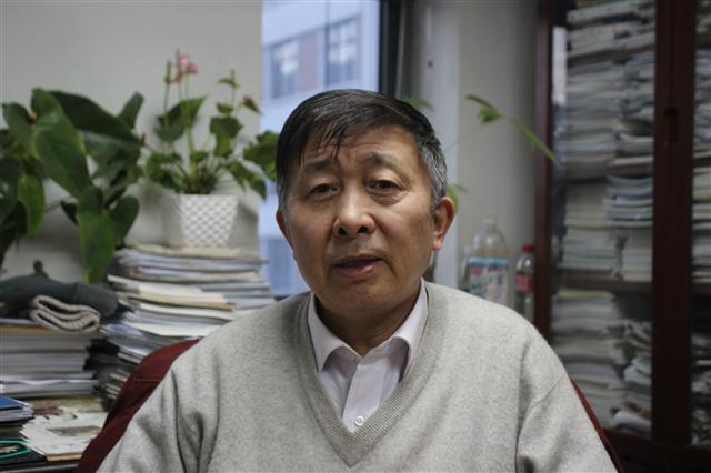 중국의 동북아 전문가로 유명한 량윈샹 베이징대 국제관계학원 교수가 2일 교내 집무실에서 서울신문과 인터뷰를 하고 있다.
