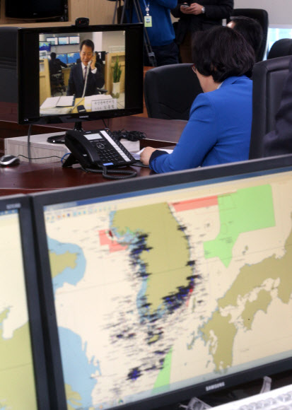 2일 정부세종청사와 서울청사를 동시에 연결하는 영상중계 방식의 시무식이 처음 열린 뒤 윤진숙(오른쪽) 해양수산부 장관이 종합상황실에서 김종철 부산관제센터장과 화상통화를 하고 있다.<br>세종 연합뉴스