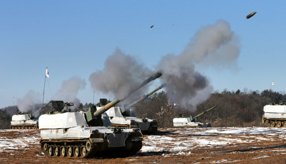 2일 경기도 연천군의 한 사격장에서 육군 6포병여단 K-9 자주포가 포탄을 발사하고 있다. 이날 육군은 신년을 맞아 전면전을 대비한 격멸훈련을 펼쳤다. 연합뉴스