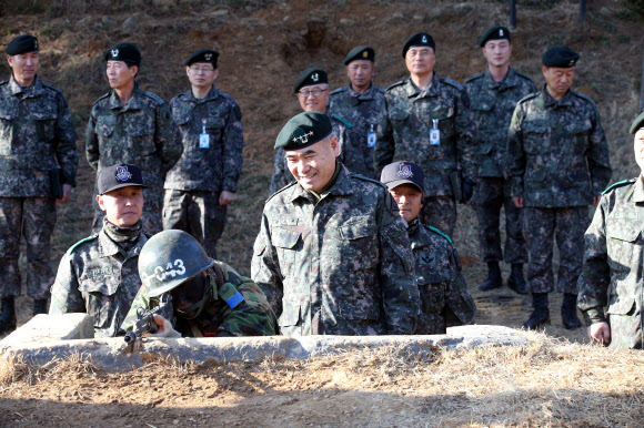 권오성 육군참모총장이 2일 충남 논산 육군훈련소 훈련장을 찾아 각개전투 훈련을 받는 훈련병을 바라보고 있다. 연합뉴스