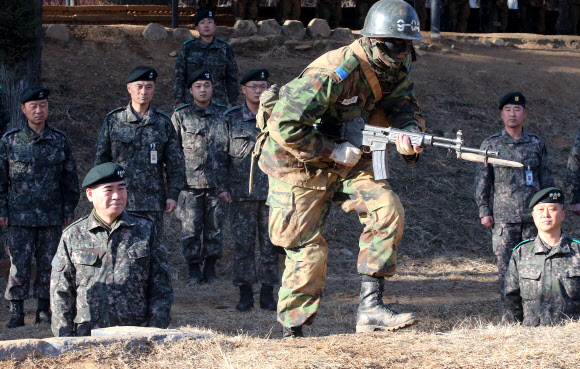 권오성 육군참모총장이 2일 충남 논산 육군훈련소 훈련장을 찾아 각개전투 훈련을 받는 훈련병을 바라보고 있다. 연합뉴스