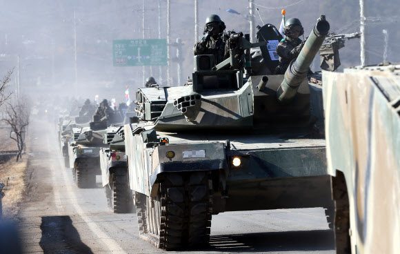 2일 경기도 연천군 일대에서 육군 5사단 K-1 전차가 기동훈련을 실시하고 있다. 이날 육군은 신년을 맞아 전면전을 대비한 격멸훈련을 펼쳤다. 연합뉴스