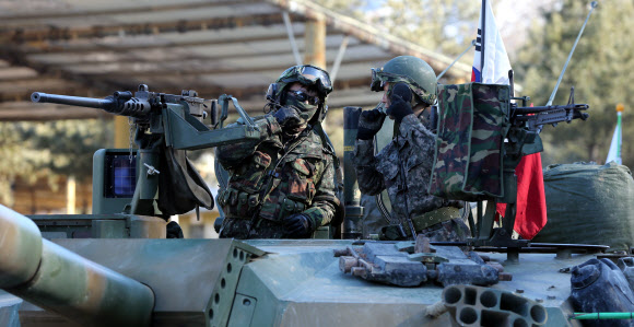 2일 경기도 연천군 일대에서 육군 5사단 K-1 전차 장병이 훈련을 준비하고 있다. 이날 육군은 신년을 맞아 전면전을 대비한 격멸훈련을 펼쳤다. 연합뉴스