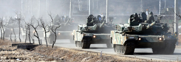 2일 경기도 연천군 일대에서 육군 5사단 K-1 전차가 기동훈련을 실시하고 있다. 이날 육군은 신년을 맞아 전면전을 대비한 격멸훈련을 펼쳤다.연합뉴스