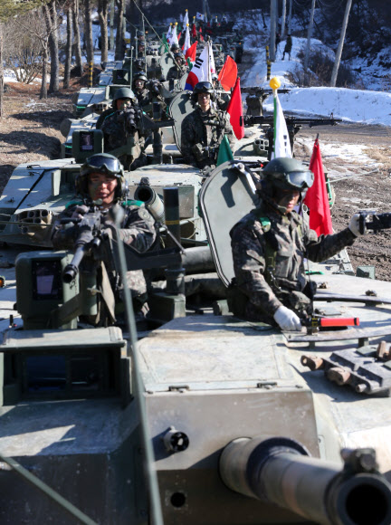 2일 경기도 연천군 일대에서 육군 5사단 K-1 전차 장병이 훈련을 준비하고 있다. 이날 육군은 신년을 맞아 전면전을 대비한 격멸훈련을 펼쳤다. 연합뉴스