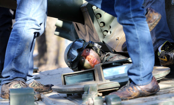 2일 경기도 연천군 일대에서 열린 신년 격멸훈련에서 육군 5사단 K-1 전차 장병이 포탑 위에 올라온 취재진을 신기한 듯 바라보고 있다. 연합뉴스