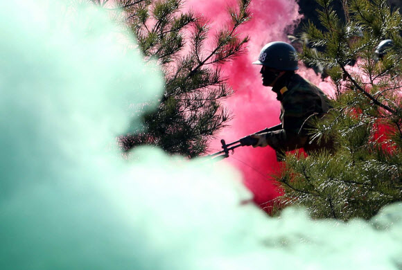 충남 논산 육군훈련소 훈련병들이 2일 훈련장에서 연막탄 사이를 달려가며 각개전투 훈련을 받고 있다.  연합뉴스