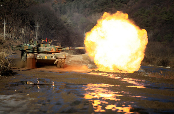 2일 강원도 철원군 지포리 사격장에서 열린 육군 제8기계화보병사단 신년 전면전 대비 훈련에서 K-1 전차가 포탄을 발사하고 있다.  육군 제8기계화보병사단