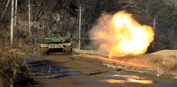 2일 강원도 철원군 지포리 사격장에서 열린 육군 제8기계화보병사단 신년 전면전 대비 훈련에서 K-1 전차가 포탄을 발사하고 있다.  육군 제8기계화보병사단