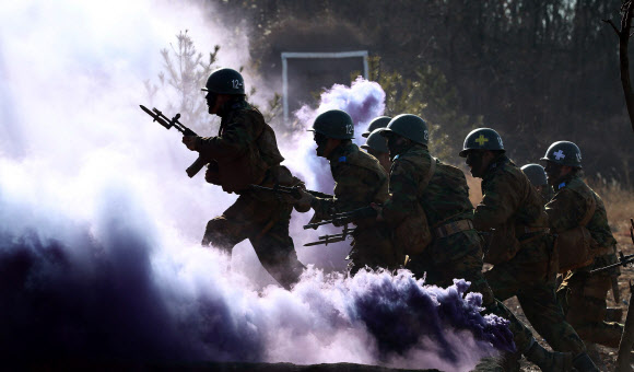 충남 논산 육군훈련소 훈련병들이 2일 훈련장에서 각개전투 훈련을 받고 있다.  연합뉴스