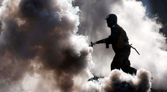 충남 논산 육군훈련소 훈련병들이 2일 훈련장에서 각개전투 훈련을 받고 있다.  연합뉴스