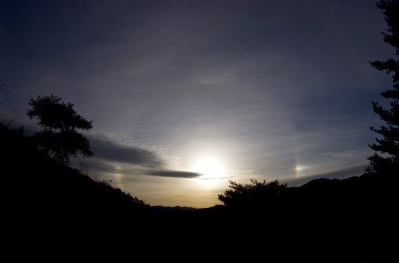 3일 오전 경북 청송에서 태양이 3개로 보이는 ‘환일현상’이 관측됐다. 경북 청송군 제공