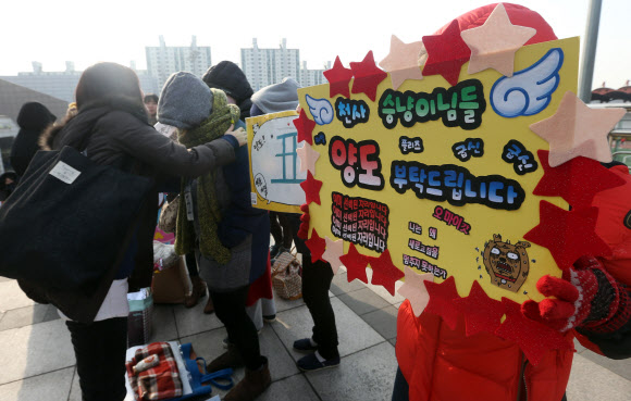 5일 경기도 고양시 어울림누리 얼음마루 빙상장에서 열리는 ‘KB금융 코리아 피겨스케이팅 챔피언십 2014’ 시니어 여자 싱글 프리스케이팅 경기를 앞두고 표를 구하려는 피겨 팬들이 길게 줄을 서 있다. 연합뉴스