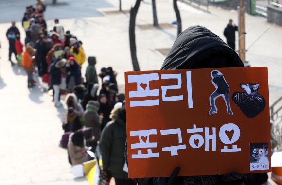 5일 경기도 고양시 어울림누리 얼음마루 빙상장에서 열리는 ‘KB금융 코리아 피겨스케이팅 챔피언십 2014’ 시니어 여자 싱글 프리스케이팅 경기를 앞두고 표를 구하려는 피겨 팬들이 길게 줄을 서 있다.  연합뉴스