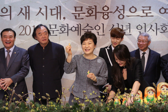 박근혜 대통령이 3일 오후 서울 양재동 예술의전당에서 문화예술인 신년인사회에 참석해 푸틴 러시아대통령으로부터 선물받은 러시아전통 목각인형 “마트료슈카”을 참석자들에게 보여주고 있다.  청와대제공