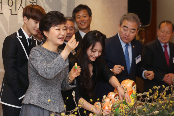 박근혜 대통령이 3일 오후 서울 양재동 예술의전당에서 문화예술인 신년인사회에 참석해 푸틴 러시아대통령으로부터 선물받은 러시아전통 목각인형 “마트료슈카”을 참석자들에게 보여주고 있다.  청와대제공