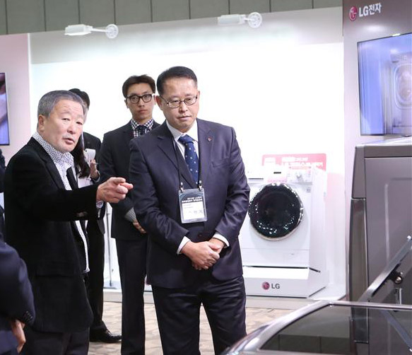 구본무(왼쪽) LG 회장이 지난 3일 일산 킨텍스에 마련된 LG전자의 주요 제품 전시장을 찾아 제품 성능 등을 점검하고 있다.  LG그룹 제공