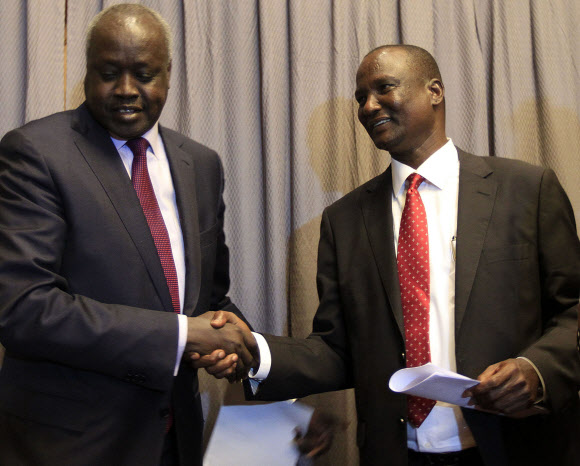 남수단 니알 뎅 니알(왼쪽) 정부측 협상대표가 평화협상을 하루 앞둔 지난 4일(현지시간) 에티오피아 아디스아바바에서 타반 뎅 가이 반군측 협상대표와 만나 악수하고 있다.  아디스아바바 AFP 연합뉴스
