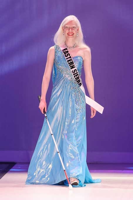 시각 장애인 크리스티나 블럼이 4일 (현지시간) 캘리포니아주 롱 비치의 테라스 시어터에서 열린 ‘Miss california USA’에서 우정상(Miss congeniality)을 수상했다. <br>사진=TOPIC / SPLASH NEWS(www.topicimages.com)　