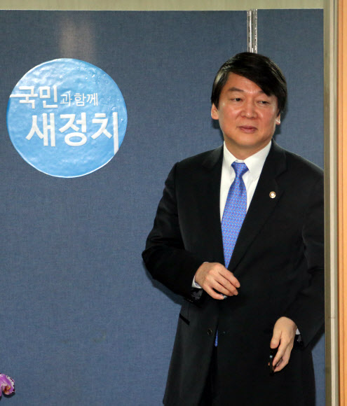 안철수 의원이 6일 서울 영등포구 여의도동에서 열린 새정치추진위원회 회의에 참석하고 있다.  연합뉴스