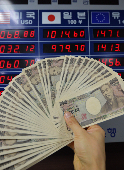 엔화의 약세가 계속되는 가운데 6일 오후 서울 외환은행에서 직원이 엔화를 세고 있다.  박지환 기자 popocar@seoul.co.kr