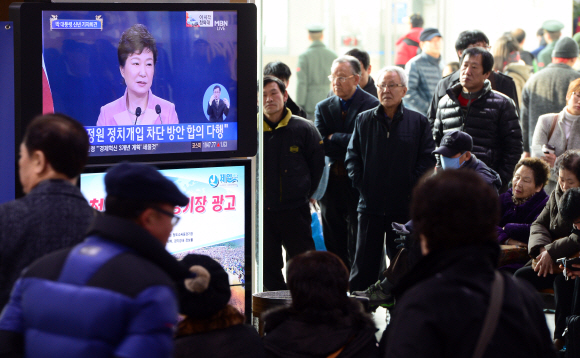 박근혜 대통령이 6일 경제혁신 3개년 계획과 통일 시대 대비를 주요 내용으로 한 신년 기자회견을 하자 서울역 대합실에 모인 시민들이 TV를 통해 지켜보고 있다. 정연호 기자 tpgod@seoul.co.kr