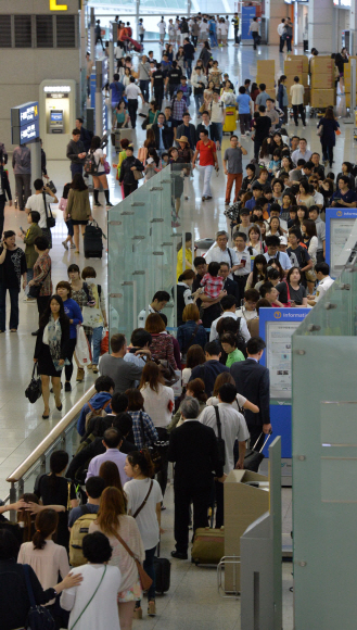 인천국제공항출국장이 해외여행을 떠나려는 인파로 붐비고 있다.