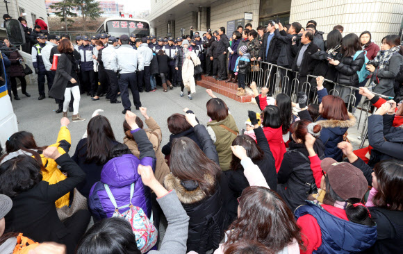 의붓딸을 때려 숨지게 한 계모 박모씨의 공판이 열린 7일 울산지방법원에서 하늘로 소풍간 아이를 위한 모임 회원들이 계모를 태운 호송차량이 법원을 나가는 것을 막고 있다.  연합뉴스