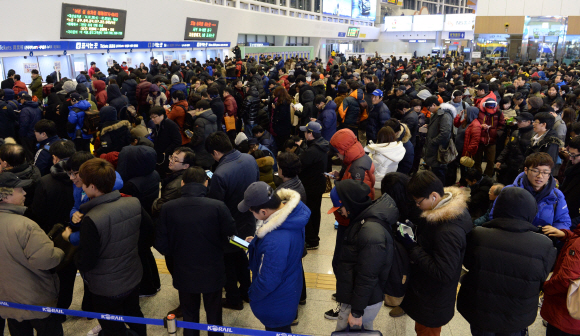 설 연휴 열차승차권 예매가 시작된 8일 오전 서울역에서 시민들이 기차표를 구하기 위해 줄을 서서 기다리고 있다.  손형준 기자 boltagoo@seoul.co.kr