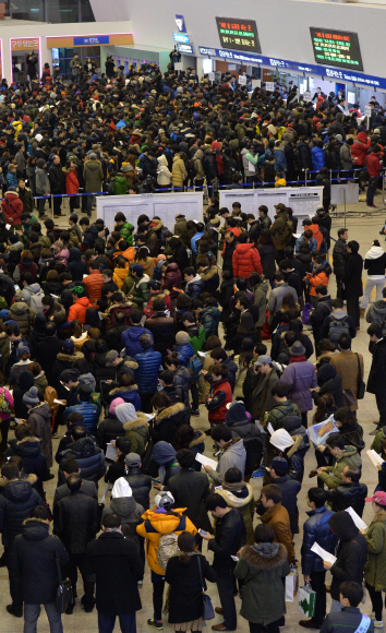 설 연휴 열차승차권 예매가 시작된 8일 오전 서울역에서 시민들이 기차표를 구하기 위해 줄을 서서 기다리고 있다.  손형준 기자 boltagoo@seoul.co.kr