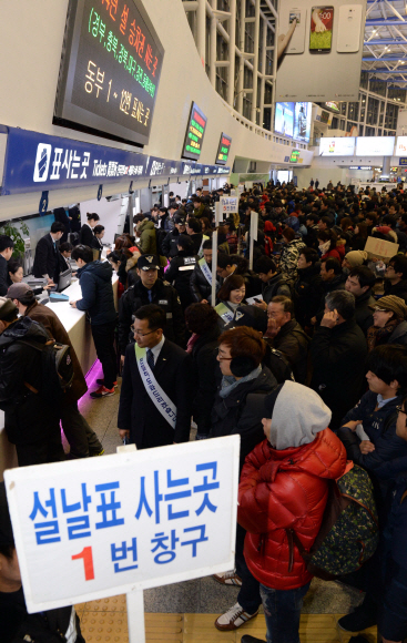 설 연휴 열차승차권 예매가 시작된 8일 오전 서울역에서 시민들이 기차표를 구하기 위해 줄을 서서 기다리고 있다.  손형준 기자 boltagoo@seoul.co.kr