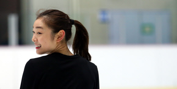 소치 동계올림픽 D-30인 8일 오전 ’피겨 여왕’ 김연아가 서울 노원구 공릉동 태릉선수촌빙상장에서 훈련 도중 환하게 웃고 있다.  연합뉴스