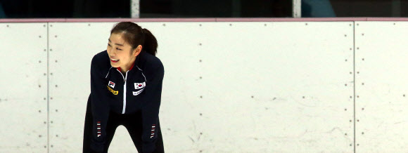 소치 동계올림픽 D-30인 8일 오전 ’피겨 여왕’ 김연아가 서울 노원구 공릉동 태릉선수촌빙상장에서 훈련 도중 환하게 웃고 있다.  연합뉴스