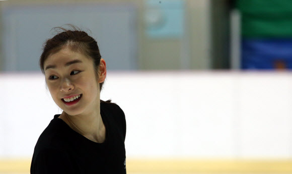 소치 동계올림픽 D-30인 8일 오전 ’피겨 여왕’ 김연아가 서울 노원구 공릉동 태릉선수촌빙상장에서 훈련 도중 환하게 웃고 있다. 연합뉴스