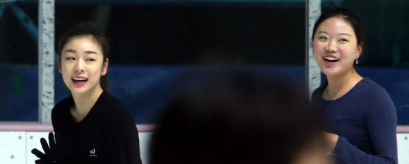 소치 동계올림픽 D-30인 8일 오전 ’피겨 여왕’ 김연아와 김해진이 서울 노원구 공릉동 태릉선수촌빙상장에서 훈련 도중 환하게 웃고 있다. 연합뉴스