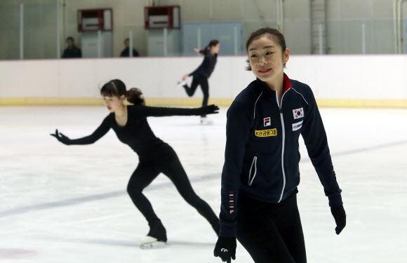 소치 동계올림픽 D-30인 8일 오전 ’피겨 여왕’ 김연아가 동료 선수인 박소연.김해진과 함께 서울 노원구 공릉동 태릉선수촌빙상장에서 훈련 도중 환하게 웃고 있다. 연합뉴스