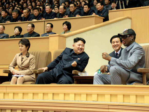 북한 김정은 국방위원회 제1위원장이 데니스 로드먼 등 미국 프로농구(NBA) 출신 선수들의 농구경기를 관람했다고 노동신문이 9일 보도했다. 노동신문/연합뉴스