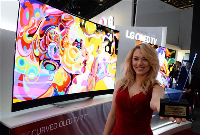 CES 2014에서 에디터스 초이스상에 선정된 LG전자 77인치 울트라 HD 곡면 올레드 TV. LG전자 제공