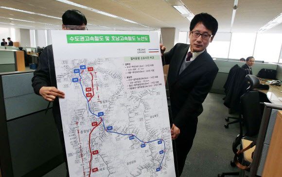 10일 출범한 수서고속철도㈜ 직원들이 대전 동구 중앙로 코레일 사옥 안에 마련된 새 법인 사무실에서 수도권 고속철도 노선도를 옮기고 있다. 대전 연합뉴스