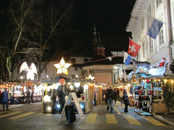 지난달 18일 오후 스위스 관광도시 루체른 거리의 크리스마스 마켓 풍경. 다양한 시간제 근무를 통해 여가를 즐기는 스위스 국민들은 12월 중순부터 1월까지 연말 휴가를 보낸다.