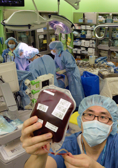 서울대병원 아동병동 수술실에서 의료진이 수술 시 필요한 혈액을 준비하고 있다.